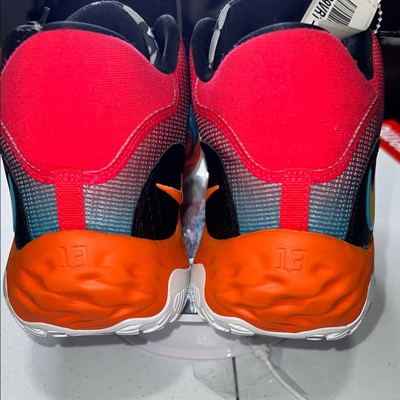 Paul George, hot wheels new no box size 16m - Blue and Orange - Picture 4 of 7